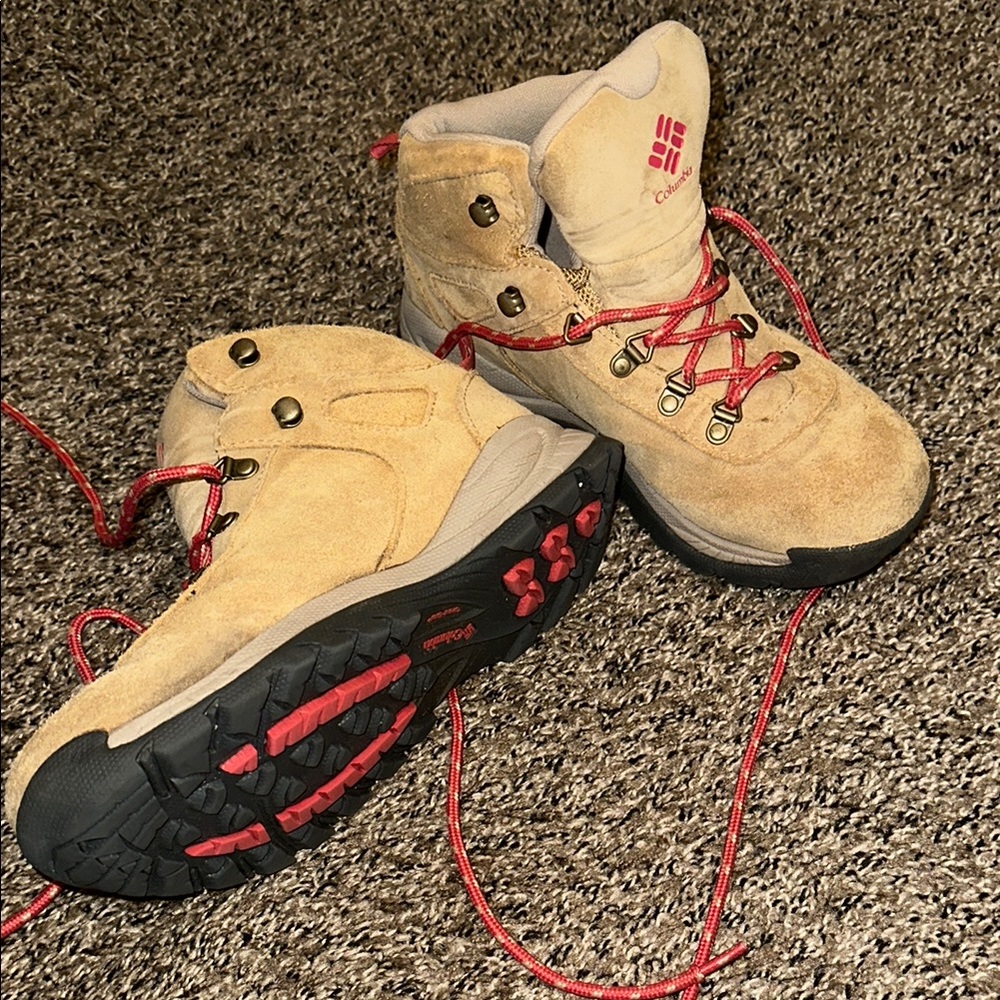 Women’s Columbia Beige Hiking Boots with Crimson Laces Size 7